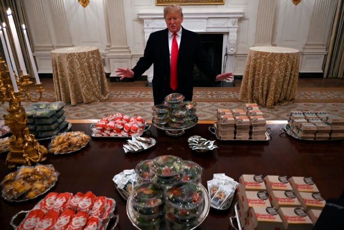 美國前總統川普曾在白宮用速食招待過2019年美國大學美式足球冠軍隊克萊門森老虎隊。   圖 : 翻攝自川普推特