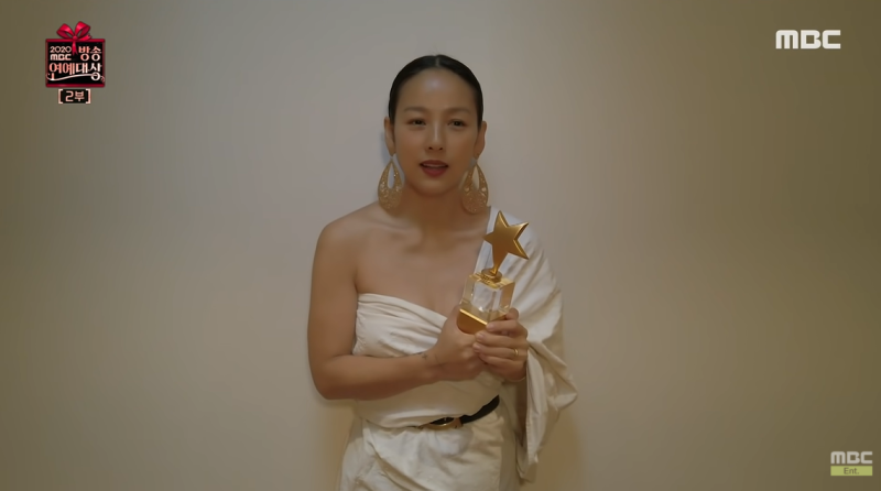 李孝利近年鮮少出席頒獎典禮，去年《MBC演藝大賞》則事先預錄好感言影片，並以自製的棉被禮服登場，讓網友笑翻。   圖：翻攝自MBC官方YouTube頻道