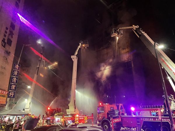 高雄鹽埕區「城中城」大樓14日凌晨大火，造成46死41傷。   圖：翻攝記者爆料網