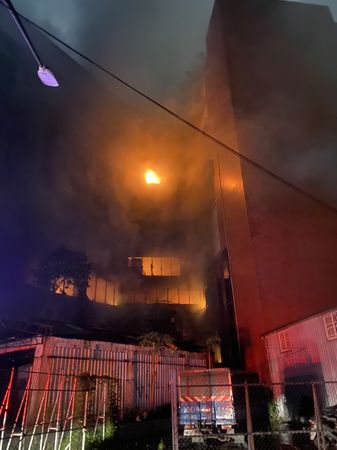 高雄鹽埕區「城中城」整棟大樓均遭濃煙掩蓋，火舌從1樓一路向上延燒。   圖：翻攝記者爆料網