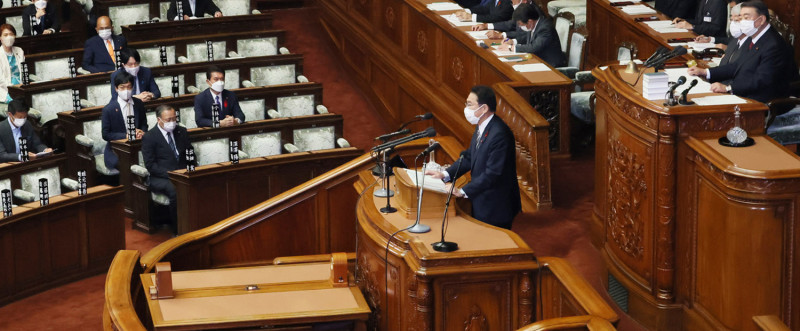 日本首相岸田文雄（站講台者）上任在國會演說，表示將展現魄力改革，宣示保護人民、外交和安全的決心。   圖：翻攝自日本首相官邸