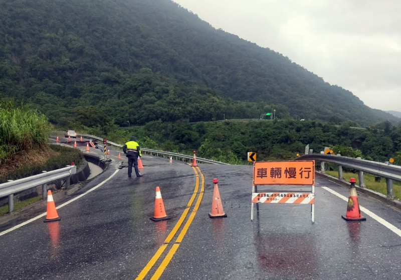 台30線玉長公路東端29.8公里處因連日雨勢發生路面下陷，緊急全線封閉。   圖：翻攝自饒慶鈴臉書