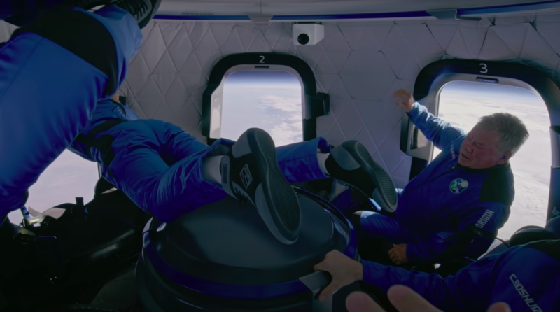 貝佐斯旗下的太空公司藍色起源再次成功載人上太空，在影集《星際爭霸戰》飾演寇克艦長的90歲影星薛特納打破紀錄，成為最年長太空人。   圖：擷取自Blue Origin官方YouTube