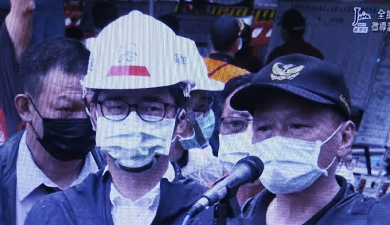 陳其邁(左)聽取消防局長的火場報告。     圖：孫家銘攝