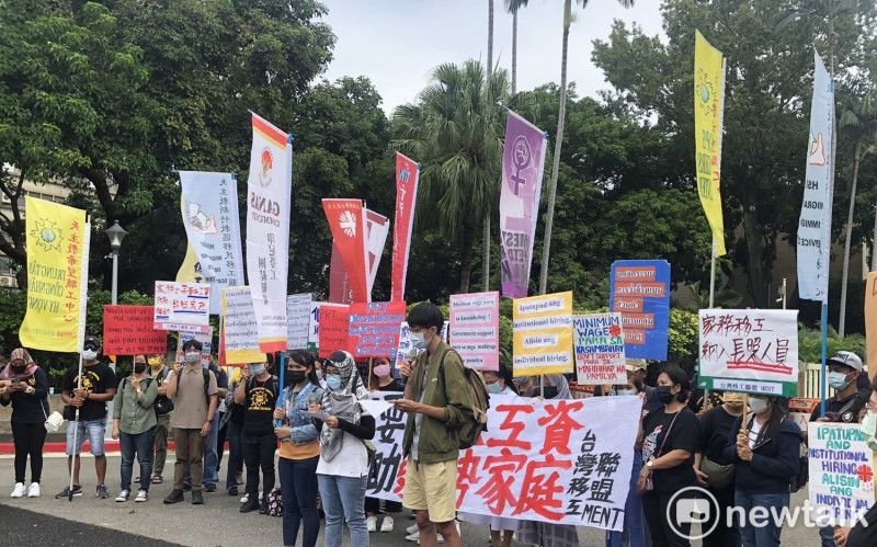 台灣移工聯盟率家務移工今（14）天到政院門前抗議。   圖：謝莉慧/攝