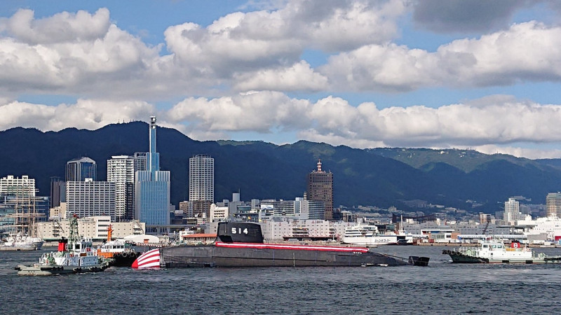 日本「大鯨級」潛艦「白鯨號(SS-514)」下水典禮後在神戶港移動。   圖：翻攝 moo's推特