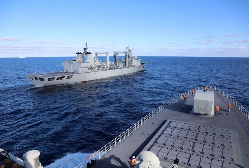 參加中俄「海上聯合-2021」演習的中國海軍南昌艦在日本海準備接受東平湖艦補給。   圖：翻攝自環球網