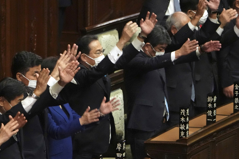 日本眾議院今解散，眾議院議員在離職的同時舉起雙臂高喊三聲「萬歲！萬歲！萬歲！」。   圖 : 達志影像 / 美聯社