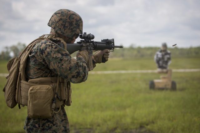 美國海軍陸戰隊正在沖繩測試一種「半自主」的人形機器人「標靶」，進行更接近實戰場景的實彈射擊訓練。   圖：翻攝環球網