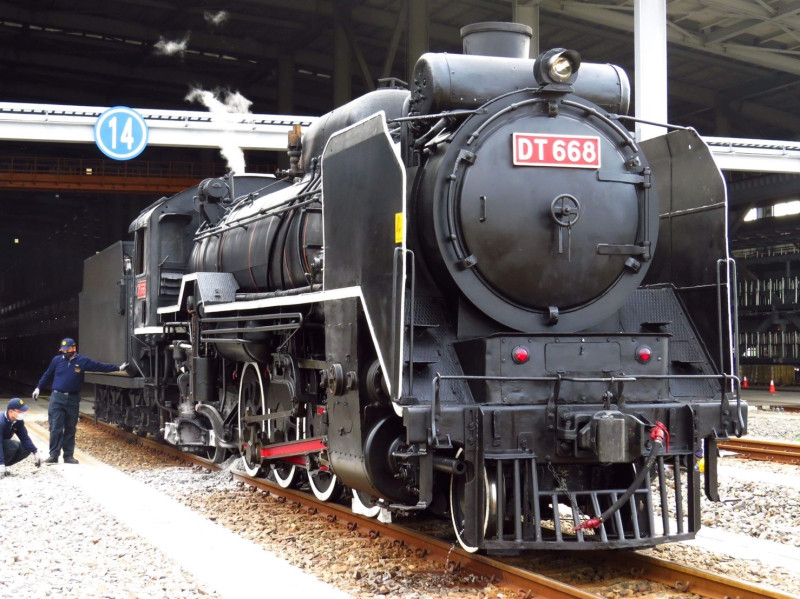 為慶祝海線通車百年，台鐵局特別推出有「蒸汽火車國王」之稱的DT668蒸汽機車牽引莒光號車廂行駛於海線上。   圖：台鐵／提供（資料照）
