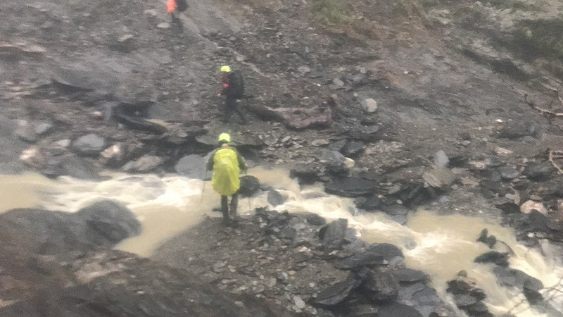 屏東縣霧台鄉大鬼湖附近發生登山客墜谷意外，搜救人員前往現場救援。   圖:民眾提供
