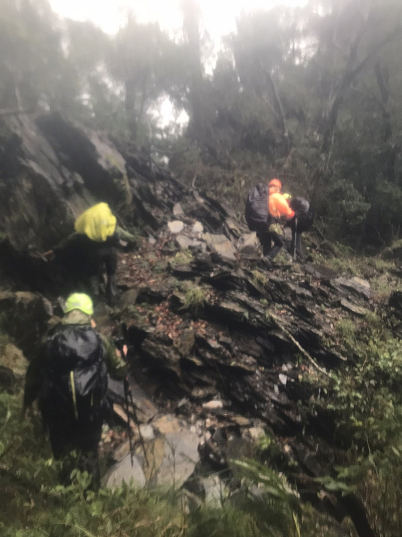 屏東縣霧台鄉大鬼湖附近發生登山客墜谷意外，搜救人員前往救援。   圖:民眾 / 提供