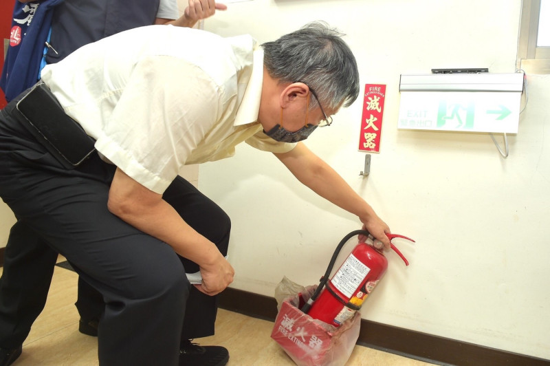 台北市長柯文哲視察西寧國宅的消防安檢設備。   圖：台北市政府 提供