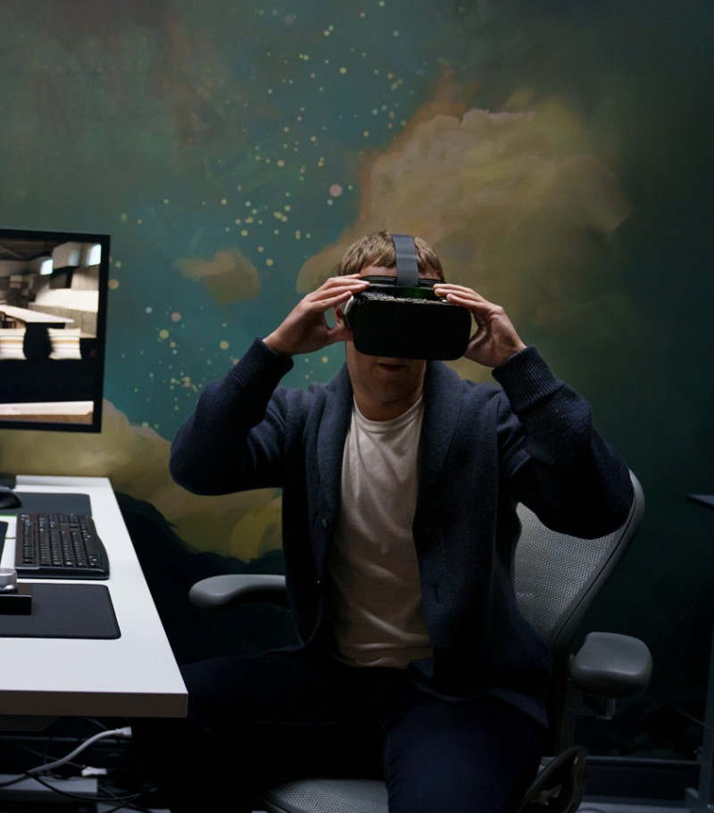 臉書創辦人祖克柏分享自己帶著VR裝置原型的照片。   圖：翻攝自Mark Zuckerberg臉書