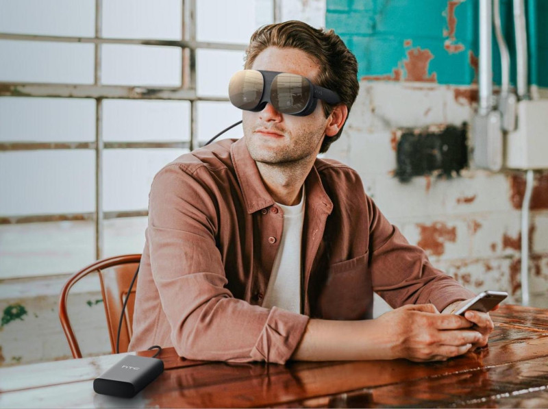 HTC推出全新沈浸式VR眼鏡「VIVE Flow」，輕巧外形可隨身攜帶。   圖：翻攝自VIVE官網