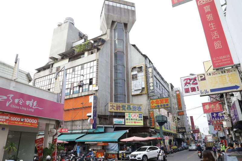 「斗六門大樓」是1981年取得使用執照的住商混合大樓。   圖：取自雲林縣府官網