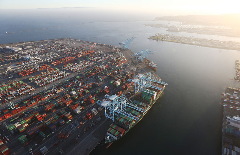 美國的洛杉磯港口堆滿了貨櫃。   圖 : 翻攝自海外網