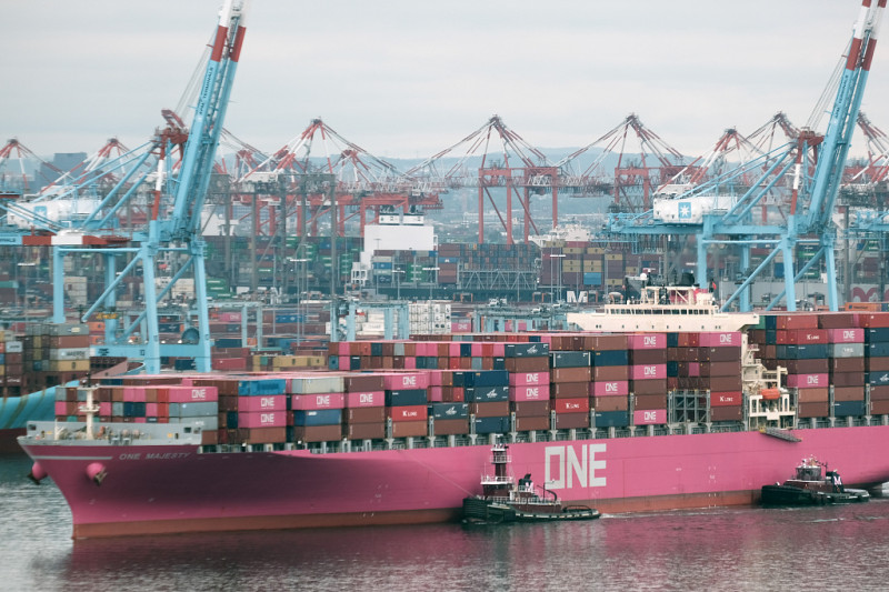 美國東西岸的港口都出現了嚴重的塞船現象，貨櫃堆滿了碼頭。全球供應鏈斷鍊。   圖 : 翻攝自海外網