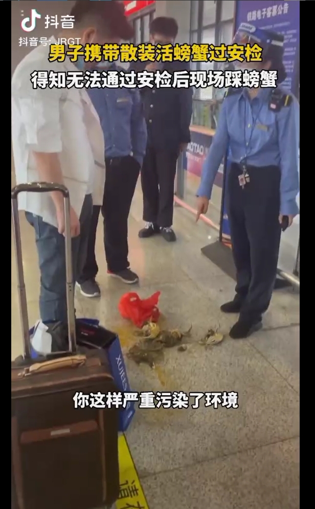 一名男乘客攜帶一袋活螃蟹乘坐高鐵時，乘務員進行了勸阻，男子當場踩死螃蟹後帶上車。   圖 : 翻攝自抖音