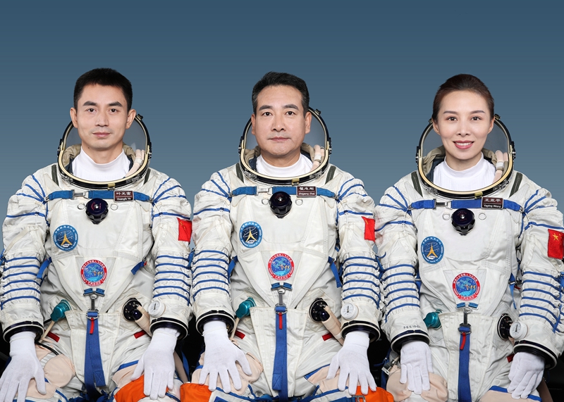 中國大陸神舟十三號載人飛行任務，翟志剛（中）、王亞平（右）、葉光富（左）3名太空組成飛行乘組，將於16日零時23分發射升空。   圖：翻攝新華網