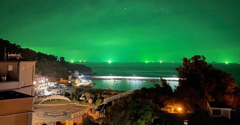 華郵15日報導指出，馬祖出現的「綠色夜空」，當地上演另一種魷魚遊戲，大量中國漁船包圍島嶼。   圖：連江縣環資局提供