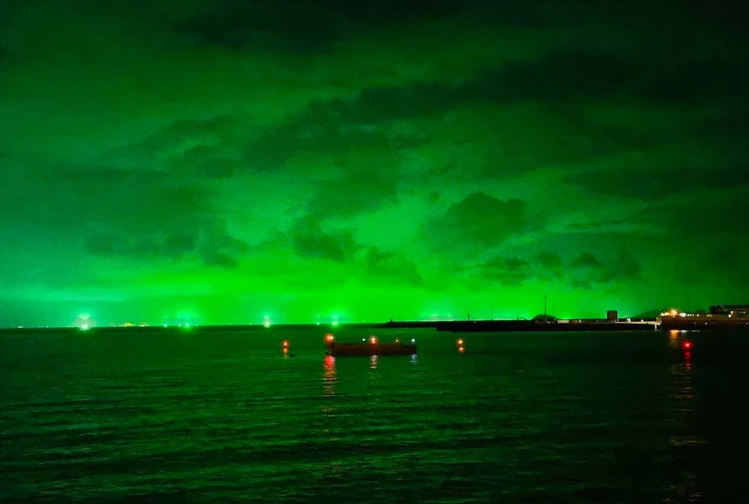 民眾拍下的「馬祖極光」來自中國捕魷魚船的綠色LED燈。   圖：翻攝福澳窩背包客民宿臉書