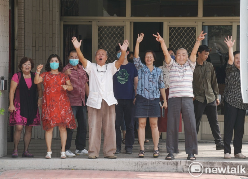 陳柏惟苦行經過龍井市區時，一戶人家通通跑出來，用力向陳柏惟揮手，表達支持之意。   圖：張良一/攝