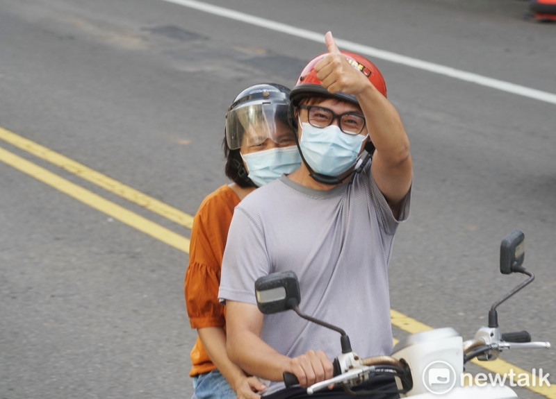 一位機車騎士比出大姆指手勢向陳柏惟表達支持之意。   圖：張良一/攝