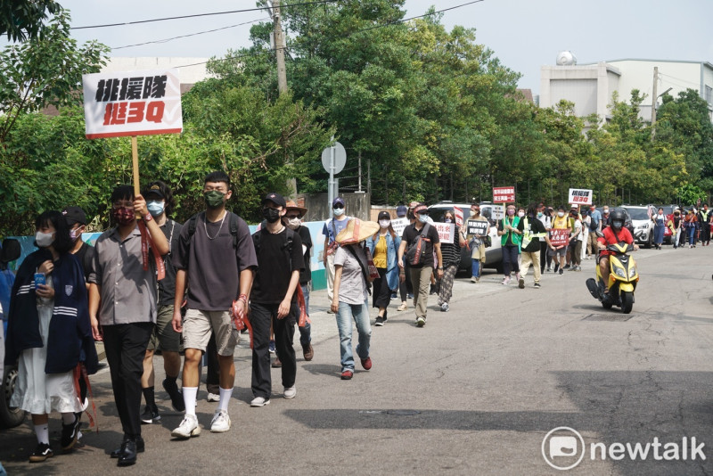 數位支持者陪陳柏惟苦行，爭取選民認同。   圖：張良一/攝