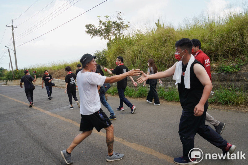 一位支持者跑到陳柏惟面前和他握手。   圖：張良一/攝