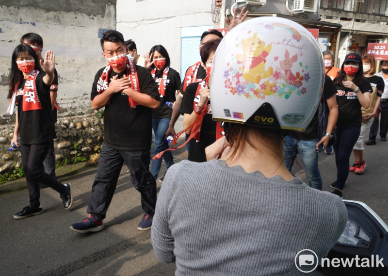 陳柏惟雙手交叉胸前向一位支持者致意。   圖：張良一/攝