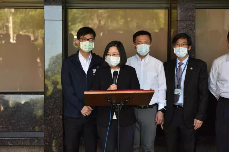 趙天麟(左三)陪同總統蔡英文(左二)探視火災受難傷患。   圖：高雄市政府提供