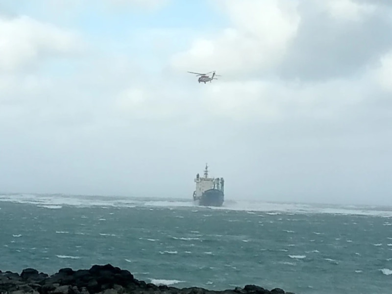 巴拿馬籍貨輪「信燕號FORTUNE」漂流擱淺，空勤總隊協助吊掛 援。   圖: 澎湖消防局 提供