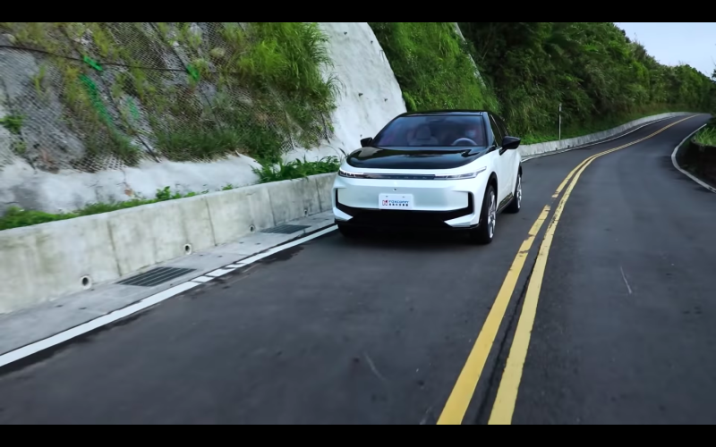 鴻海日前已釋出科技日宣傳影片，首次秀出黑色和白色款電動車、以及電動巴士實體車。   圖：翻攝自鴻海youtube