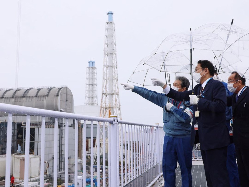 日本首相岸田文雄（中）17日視察福島核電廠，看到一整排的儲放槽，表示強烈感覺到水問題是一個關鍵問題，不能被推遲。   圖：翻攝自首相官邸臉書
