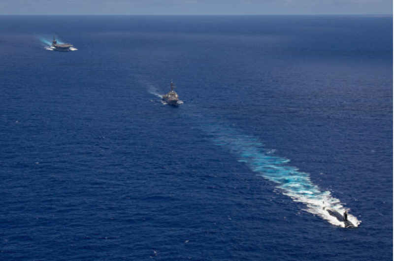 美軍海狼級攻擊潛艇的海狼號（SSN 21）、卡爾‧文森號航母（CVN 70）、驅逐艦杜威號（DDG 105）6月22日在夏威夷海域演練。   圖:翻攝自美國海軍