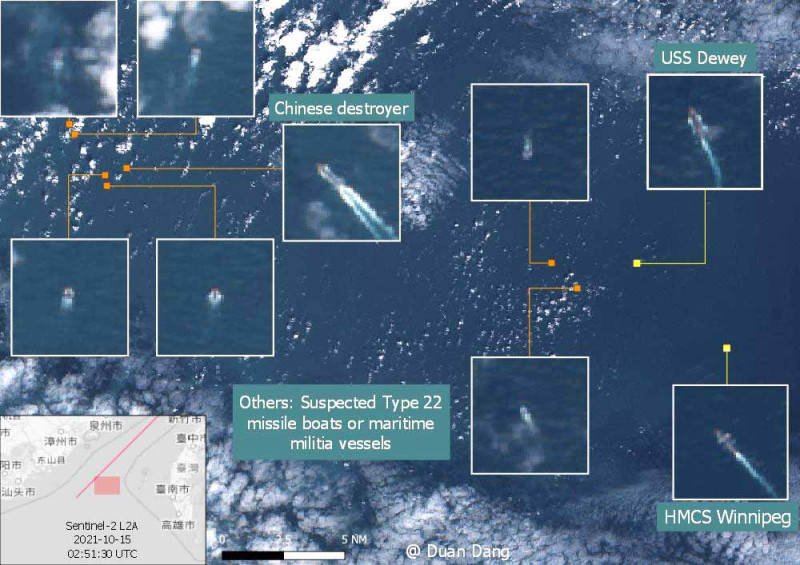 越南記者Duan Dang，PO出衛星圖像，指美加2艦在通過時至少有7艘各式中國艦艇就在「不遠處」，另還特別標示「疑似22型導彈艇或假裝成魚船的海上民兵船」。   圖：翻攝Duan Dang推特
