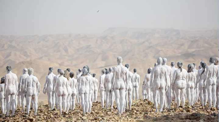 拍攝者斯賓塞·圖尼克以白色油漆塗抹在參與者身上。   圖 : 達志影像 / 美聯社