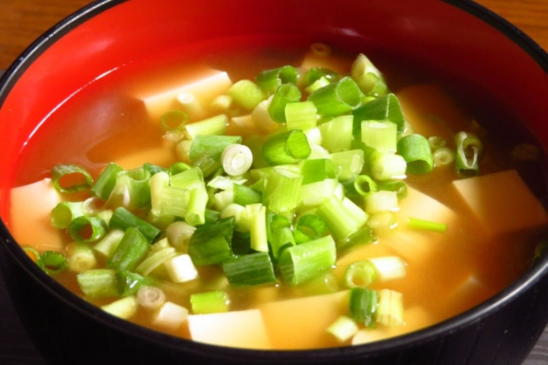 味噌湯是日本極具代表性的湯品之一，像是吃壽司、丼飯等等，不少人都會喝上一碗。（示意圖）   圖：翻攝自photoAC