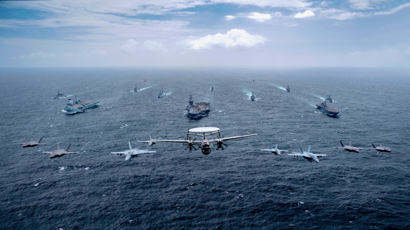 英美日澳4國海軍在印度洋進行「MPX2021」操演，水面艦與各式戰機「大合照」。   圖：翻攝 U.S. Pacific Fleet推特