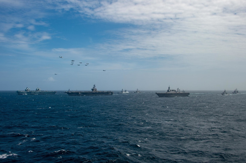 英美日澳4國海軍在印度洋進行「MPX2021」操演，水面艦與各式戰機「大合照」。   圖：翻攝 U.S. Pacific Fleet推特
