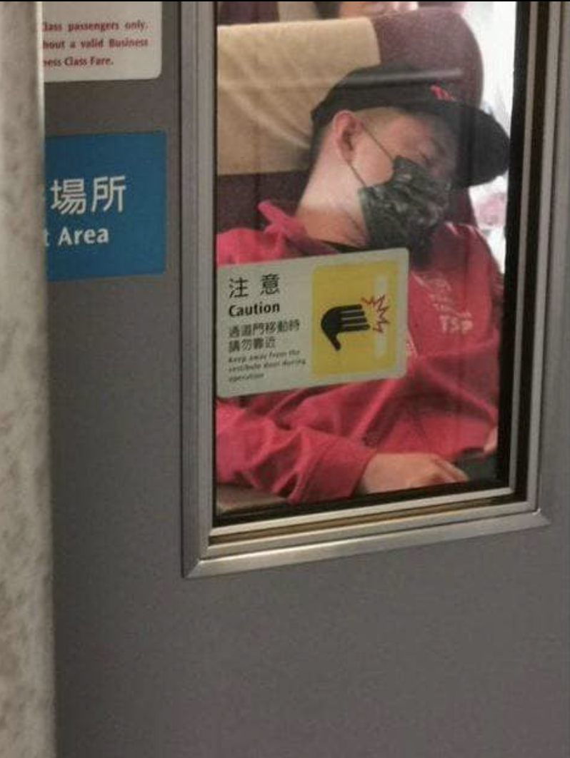 陳柏惟在火車上補眠被偷拍遭PTT公審。   圖：翻攝自Facebook。