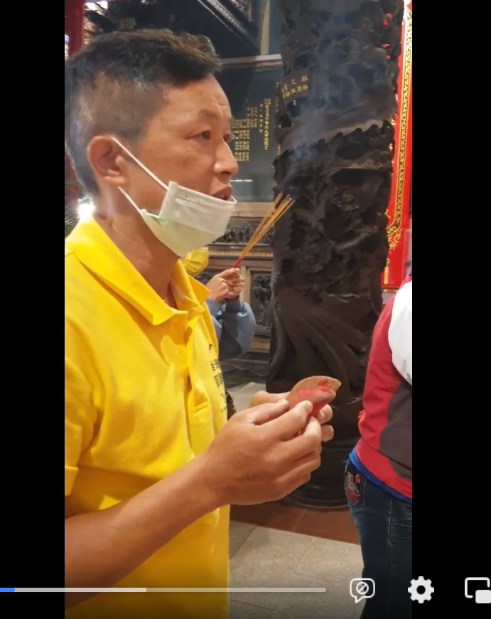 反對罷免陳柏惟，「台灣國」理事長陳峻涵向大甲媽擲茭請示。   圖：王獻極臉書影片截圖