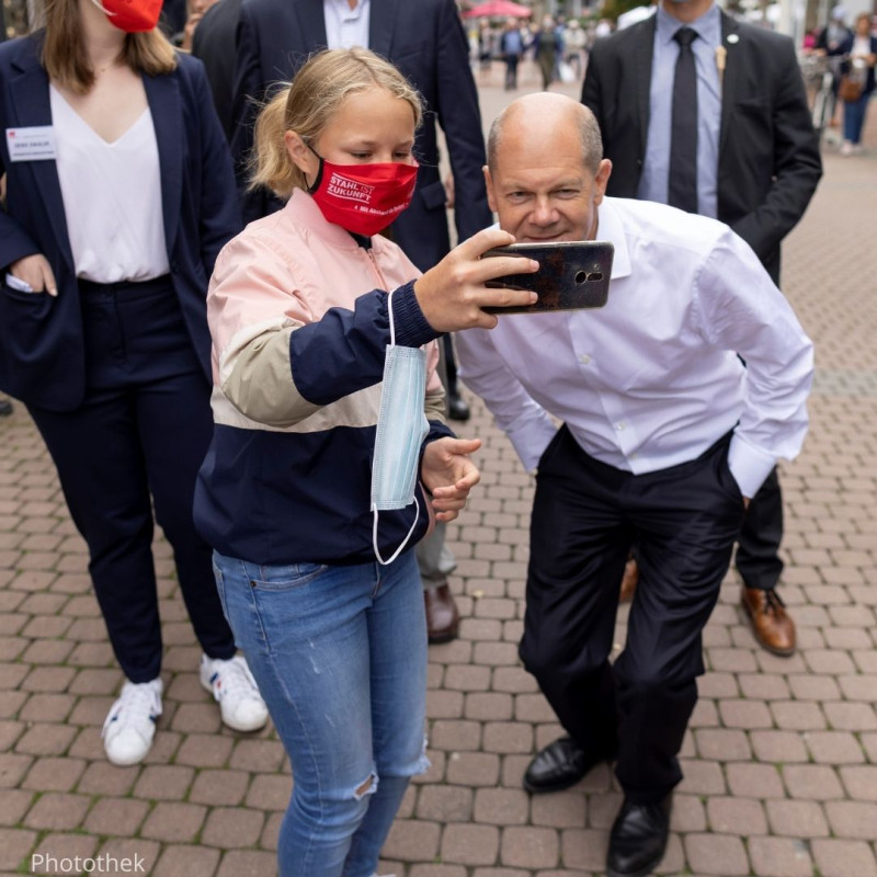 德國社會民主黨是本屆大選贏家，黨主席蕭茲（前排右）擄獲不少年輕人的心。不過在降低選舉年齡的議題，反對者仍然居多。   圖：翻攝自SPD臉書