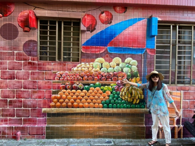 彩繪後街道視覺令人驚豔，圖為大紅燈籠下擺攤的水果店。   圖：新北市水利局提供