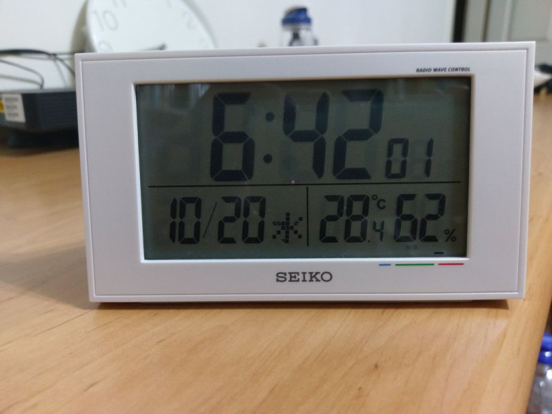 心理醫師沈政男在臉書分享日本製的鬧鐘，因電波對時功能鬧出的趣事。   圖 : 翻攝自沈政男臉書
