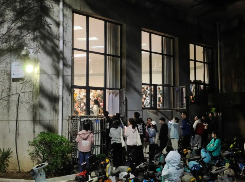 學生們不惜站在窗外，也要旁聽這堂課。   圖：翻攝自武漢大學微信公眾