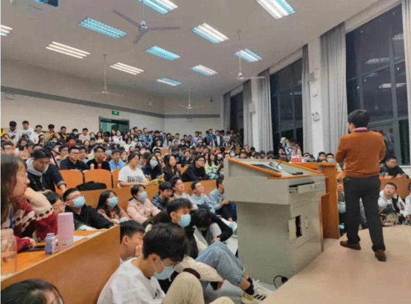 「戀愛心理學」講座現場座無虛席。   圖：翻攝自武漢大學微信公眾