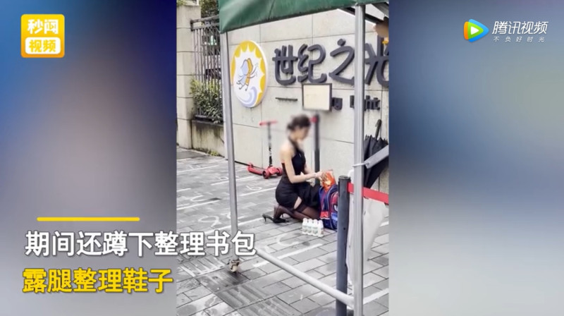 中國杭州有名女子穿著輕浮，去幼稚園門口接孩童。然而此舉在網路上引發熱議。   圖：翻攝自騰訊網