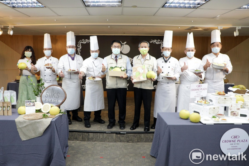 台南市政府農業局媒合6家台南知名飯店，開發多道以白柚為主軸的精緻料理，台南市長黃偉哲今日邀請大家來台南一起「呷柚」。   圖：黃博郎／攝